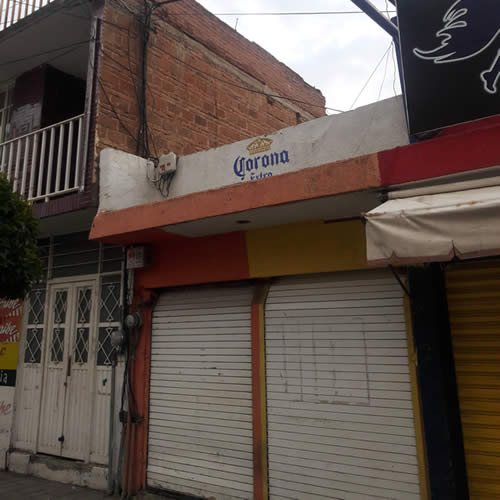 Personas del Departamento de Alcoholes clausuró el Bar Versalles, pues al interior del establecimiento sicarios ejecutaron a una mujer; al momento la Procuraduría General de Justicia del Estado (PGJE) está realizando las investigaciones correspondientes