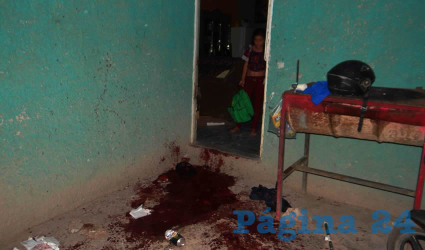 Impresionante charco de sangre quedó en el sitio de la agresión