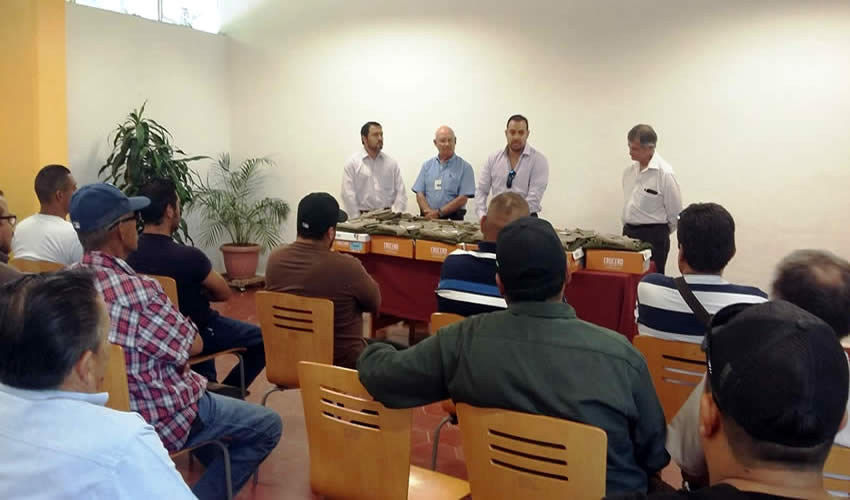 Botas de campo, camisa, pantalones y chamarra para el invierno, recibieron cada uno de los 20 guardias forestales