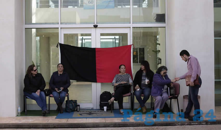Lilia Guadalupe: “Están alterando derechos laborales de otros profesores, lo de cargas de trabajo de base, de suplencias y tiempo determinado en el Campus UAZ Siglo XXI, así como en las extensiones de Nochistlán, Juan Aldama y Jalpa porque nunca se nos dan a conocer” (Foto: Merari Martínez Castro)