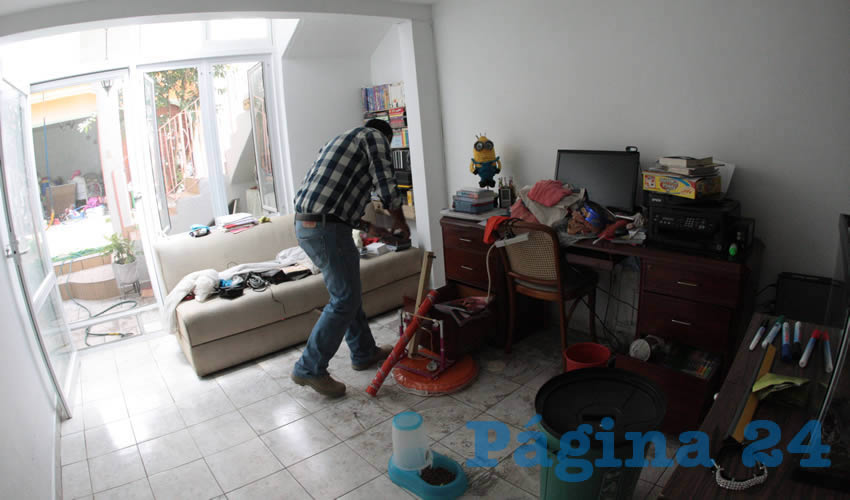 Horas después de la inundación, en Alcalde Barranquitas se presentó personal de Siteur para apoyar en la limpieza de los domicilios afectados por la subida de agua que anegó la zona de las obras del tren ligero/Foto: Cortesía 