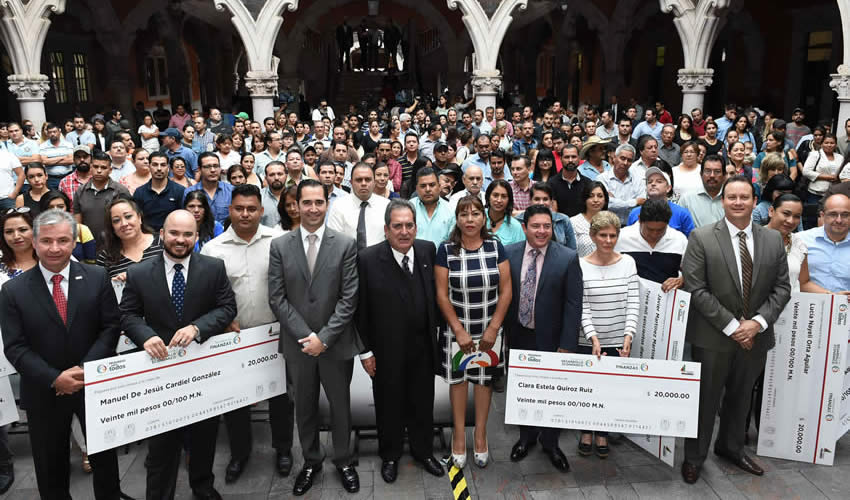 Carlos Lozano de la Torre hizo entrega de los últimos 250 apoyos de un total de tres mil 100