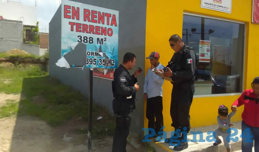 Momento en que los uniformados explican a la v&iacute;ctima que s&oacute;lo hab&iacute;a ca&iacute;do en la labia de un pillo