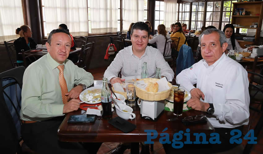 En el restaurante El Campirano compartieron el pan y la sal Edgar Pe&ntilde;a Mej&iacute;a, responsable de apoyo t&eacute;cnico en Atenci&oacute;n Primaria a la Salud del Instituto de Servicios de Salud del Estado de Aguascalientes (ISSEA); Iv&aacute;n Alexander Lu&eacute;vano Contreras, director de calidad del ISSEA; y Enrique Flores Bola&ntilde;os, director de Atenci&oacute;n Primaria a la Salud del ISSEA