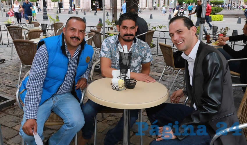 En Caf&eacute; Catedral departieron Baudelio P&eacute;rez D&iacute;az de Le&oacute;n, Crist&oacute;bal Montoya Avenda&ntilde;o, coordinador de prensa del partido Movimiento Ciudadano (MC); y Oswaldo Rodr&iacute;guez Garc&iacute;a, diputado local por MC