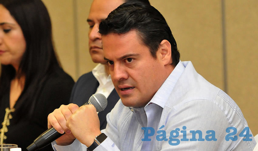 El gobernador Aristóteles Sandoval minimizó el levantón de seis narcotraficantes, entre ellos un hijo de “El Chapo” Guzmán, ocurrido en el restaurante bar “La Leche” en Puerto Vallarta, al señalar ante empresarios que “si bien es un hecho, un presunto ilícito, no se dio… no hubo ningún disparo, no hubo hechos de sangre”; presumió que el municipio sigue como destino turístico “de ocupación permanente”/Foto: Cortesía