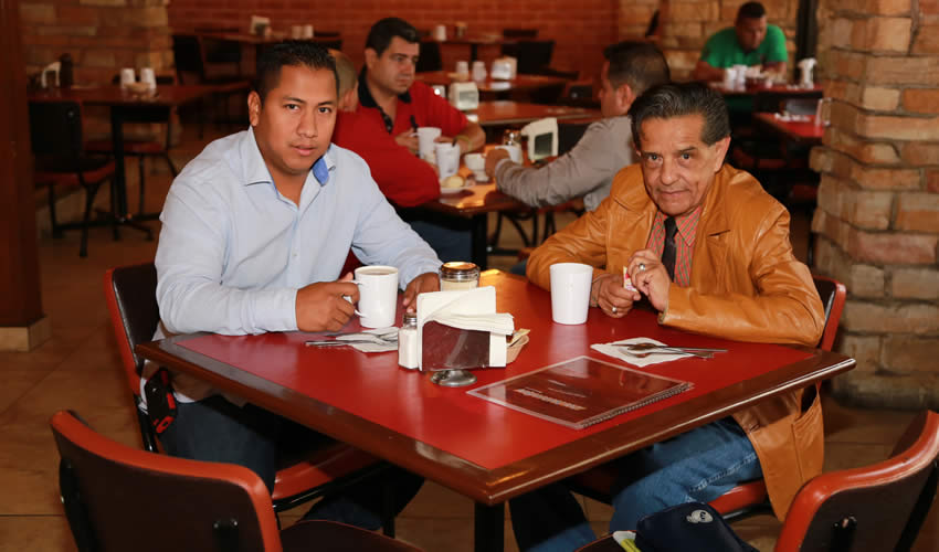 En Las Antorchas desayunaron Concepci&oacute;n Hidalgo Vicencio, locutor de Guadalajara, e Ismael Loredo Hidalgo, asesor pol&iacute;tico