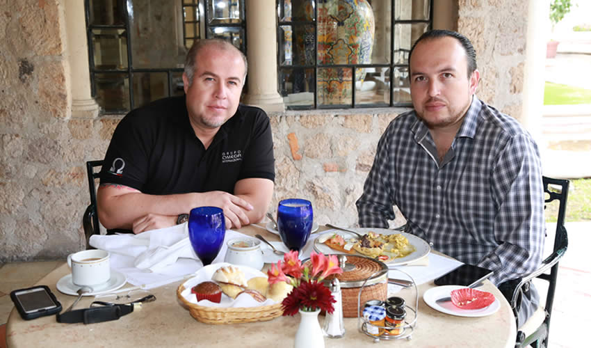 En el Hotel Quinta Real compartieron el primer alimento del d&iacute;a Elio C&eacute;sar P&eacute;rez y Jos&eacute; Juan L&oacute;pez Morales