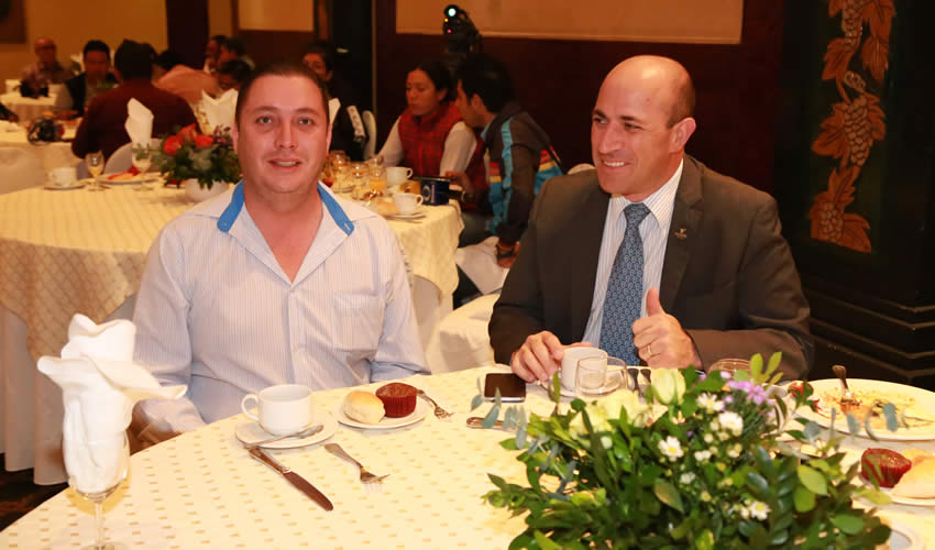 Miguel &Aacute;ngel Mart&iacute;n L&oacute;pez, &ldquo;huevonazo&rdquo; empleado municipal en el &aacute;rea de la Secretar&iacute;a del Ayuntamiento, y Manuel Cortina Reynoso, secretario del Ayuntamiento, desayunaron en el Hotel Quinta Real