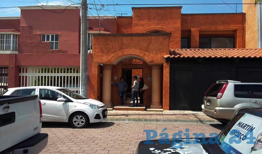 Justo afuera de esta residencia ocurrió el violento atraco
