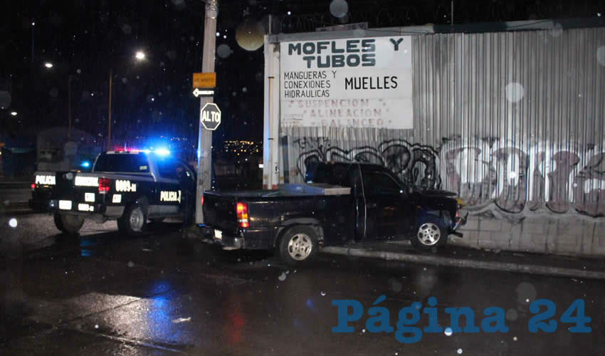 La camioneta que manejaba David Armando Olvera Richard se estrelló contra la pared de un taller de reparación de mofles Moflerama