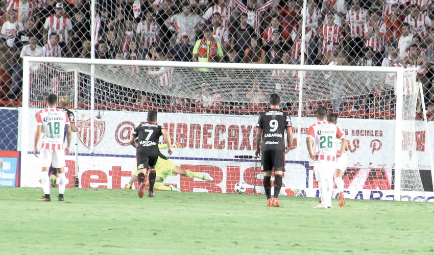 Por los caninos emparej&oacute; Dayro Moreno al minuto 62