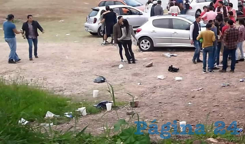 Basura a granel dejaron los universitarios a su paso por la presa de Malpaso el pasado fin de semana, que levantó severas críticas de su conducta entre los pobladores de ese sitio