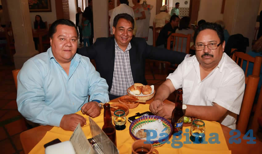 En La Mestiza almorzaron y bebieron los panistas Javier Pedroza Márquez, David Hernández Vallín y Fernando Alférez Barbosa, consejero estatal del partido Movimiento de Regeneración Nacional (Morena)