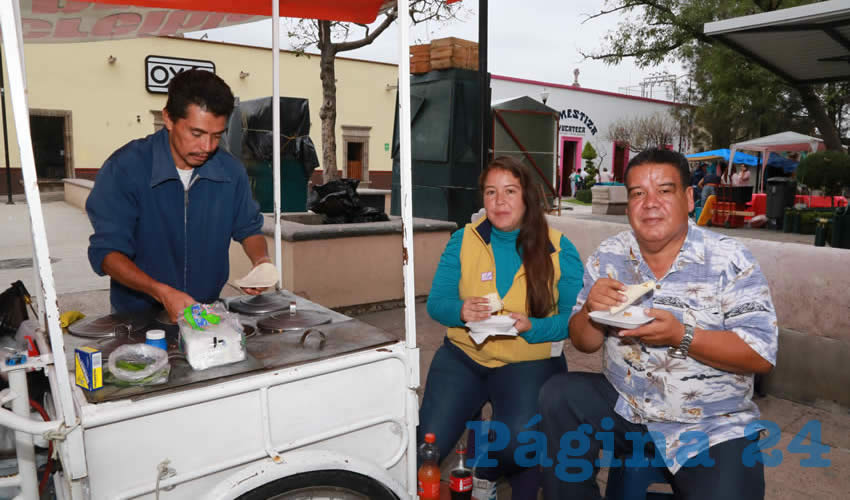 En Tacos de Colores El Mestizo almorzaron Itzel Flores López, secretaria estatal de Cimientos del Magisterio, y Francisco Flores Flores, coordinador estatal de Cimientos del Magisterio