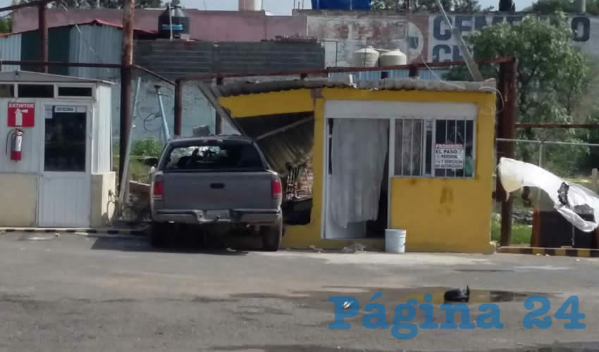 Tras el atentado, la camioneta de hoy occiso se estrell&oacute; contra la oficina de Gas Noel