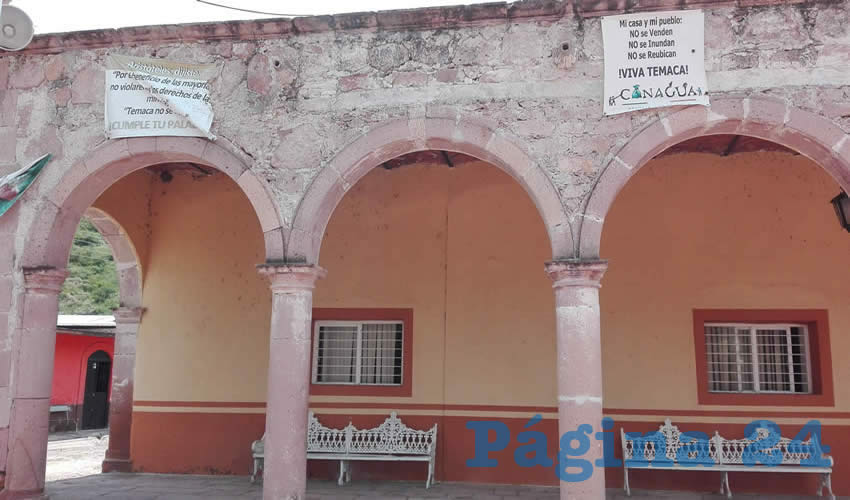 En los arcos de la plaza principal del poblado se encuentran pancartas que exigen el cumplimiento de las promesas de mantener la cortina de la presa a 80 metros, con lo que estos poblados no serían anegados 