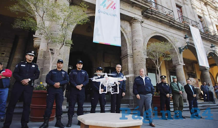 Aunque el alcalde Enrique Alfaro y su comisario Salvador Caro presumieron que los drones adquiridos a sobreprecio en febrero pasado “vigilarían” zonas conflictivas para reducir los índices de inseguridad, la delincuencia continúa a la alza, aun cuando las actuales autoridades emecistas se han afanado en hacer creer lo contrario/Foto: Archivo Página 24