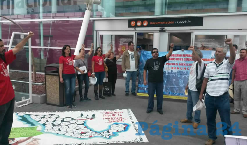 “Gobierno represor, estamos contra la reforma educativa”, que no es más que una reforma laboral, tronaron adheridos al Movimiento Magisterial de Jalisco, quienes exigieron la renuncia del presidente Enrique Peña Nieto/Foto: Especial 
