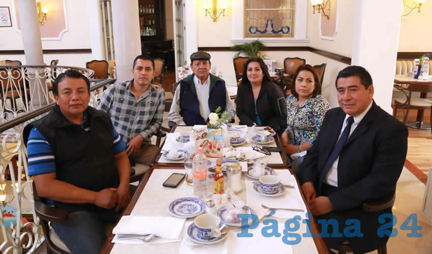 En Sanborns Francia almorzaron el sargento C&eacute;sar Carvente P&eacute;rez, Juan Antonio Ram&iacute;rez Carranco, Arturo Ibarra Susan, presidente de la Organizaci&oacute;n Interdisciplinaria por Aguascalientes AC; la contadora p&uacute;blica Rosa Ibarra Guerrero, M&oacute;nica Contreras Lara y Jorge Humberto Zamarripa D&iacute;az, vicepresidente de la Organizaci&oacute;n Interdisciplinaria por Aguascalientes