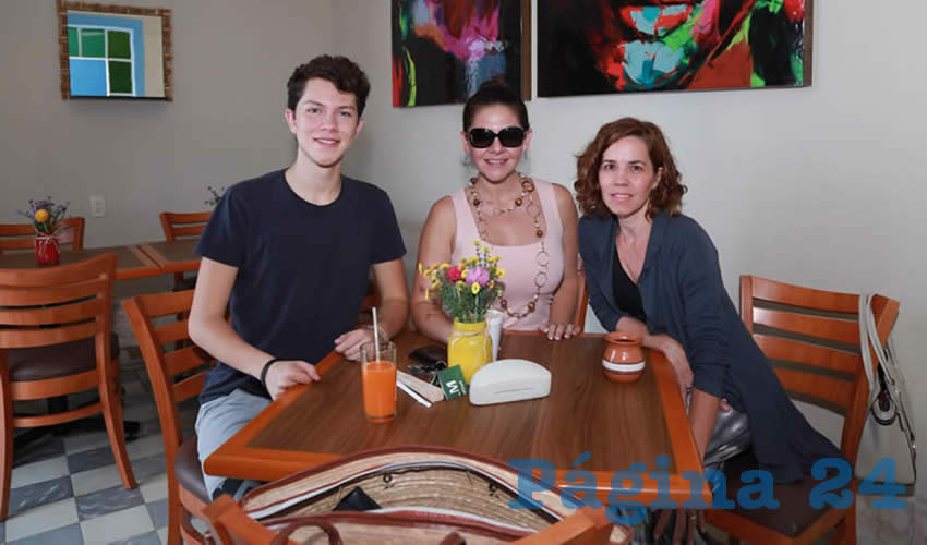 En el restaurante Azul Catedral almorzaron Giovani D&iacute;az Reynoso, Wendy Reynoso Jim&eacute;nez y Amalia Alonso Madero