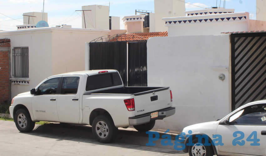 Las autoridades catearon esta vivienda, situada en Circuito Hacienda Tetelpa 103, en donde encontraron armas y enervantes
