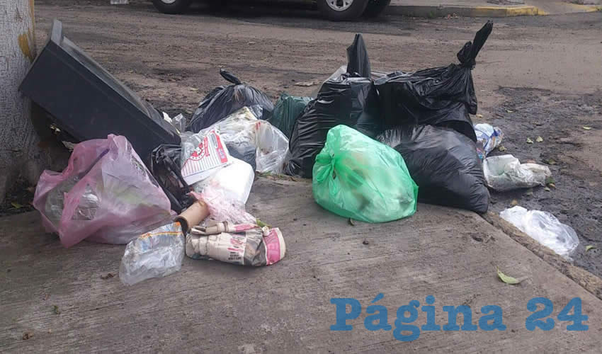 La vía alterna se ha convertido en un paisaje lunar. Los vecinos hasta temen salir a pie, ya que los baches llegan hasta los 30 centímetros de profundidad/Fotos: Rafael Hernández Guízar