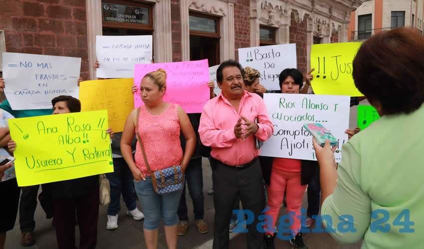 V&iacute;ctimas de cobros irregulares protestaron frente a Palacio de Gobierno (Foto: Eddylberto Lu&eacute;vano Santill&aacute;n)