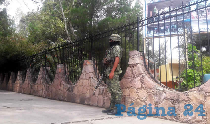 Fresnillo, Zac.- Son decenas de militares los que se han colocado en puntos estratégicos, esto, para darle mayor seguridad a los miles de alumnos, personal docente y administrativo