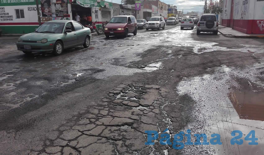 “Porquería de calles, para dar tristeza y coraje”, tronaron vecinos de la zona de Tesistán, ante el olvido en que los tiene sumidos el alcalde de la ex Villa Maicera, a quien exigieron su intervención urgente/Fotos: Rafael Hernández Guízar