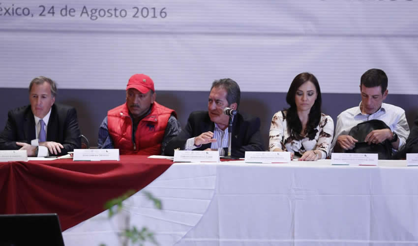 Al Encuentro Nacional con Productores Lecheros y el secretario de Desarrollo Social, acudi&oacute; el gobernador de Aguascalientes, Carlos Lozano de la Torre