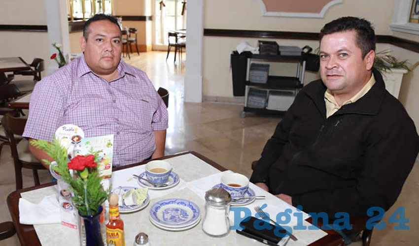 Ismael &Aacute;lvarez Rend&oacute;n y Enrique Llamas Ram&iacute;rez platicaron en Sanborns Francia
