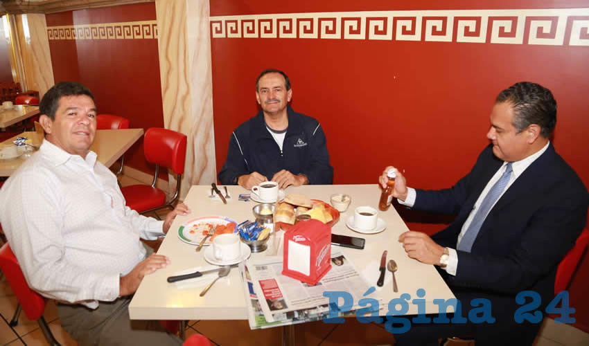 En el restaurante Mitla compartieron el pan y la sal Sergio Mart&iacute;nez Valdivia, Alfredo Reyes Vel&aacute;zquez y Alfonso Rom&aacute;n Quiroz, magistrado de la Sala Administrativa y Electoral del Poder Judicial del Estado