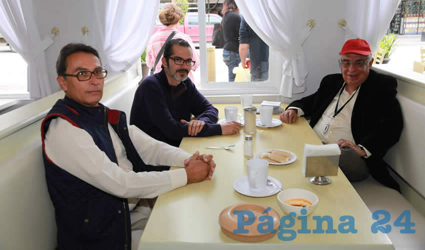 En el restaurante Del Centro se reunieron Gabriel N&aacute;jera, cronista taurino; Joaqu&iacute;n Ch&aacute;vez P&eacute;rez, poeta; y Gilberto Calder&oacute;n Romo