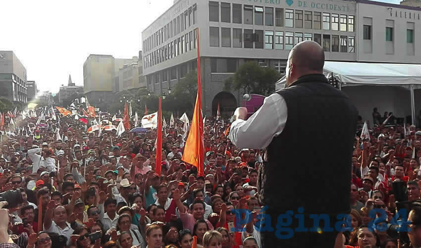 Para responder a la abrumadora evidencia que lo vincula con “La Pistola”, operador del narco, el alcalde Enrique Alfaro convocó a un mítin político –disfrazado de toma de protesta de comité municipal– para tronar contra los “políticos mentirosos”, de quienes dijo su única intención es empañar sus aspiraciones a la grande/Fotos: Cortesía 