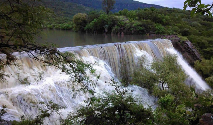 También la presa de Cerro Blanco fue objeto de desagüe por sus compuertas, al ser rebasada su capacidad de almacenaje durante la madrugada de ayer