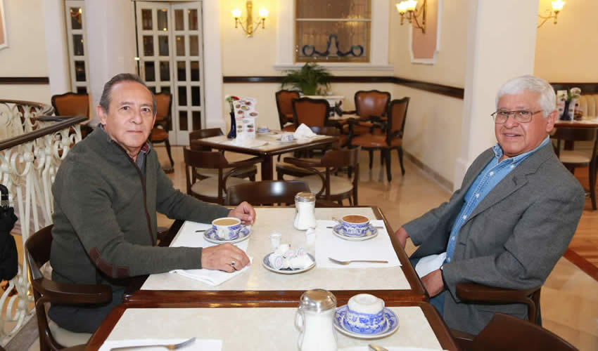 En Sanborns Francia platicaron los profesores Norberto Ram&oacute;n Prieto Alba y Antonio Villalobos Alem&aacute;n