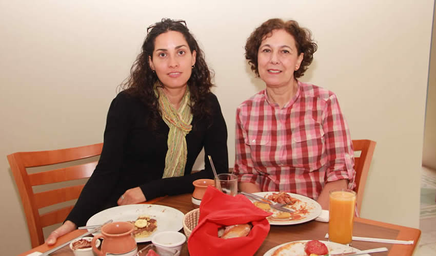 Ena Ram&iacute;rez Flores y Mar&iacute;a del Carmen Mart&iacute;nez Mu&ntilde;oz compartieron el pan y la sal en el restaurante Azul Catedral