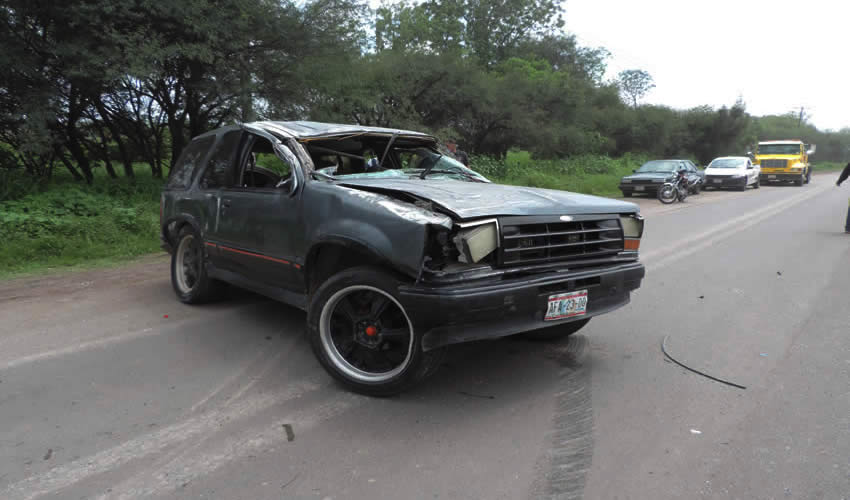 Sobre la carretera estatal 28 se volcó la camioneta Ford Explorer gris