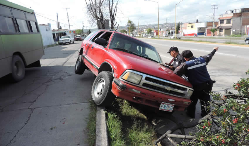 La camioneta Chevrolet Blazer estuvo a punto de volcarse sobre avenida Siglo XXI