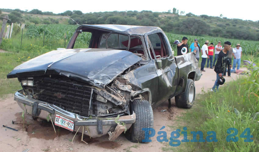 La camioneta Chevrolet Cheyenne quedó destrozada tras dar varias volteretas