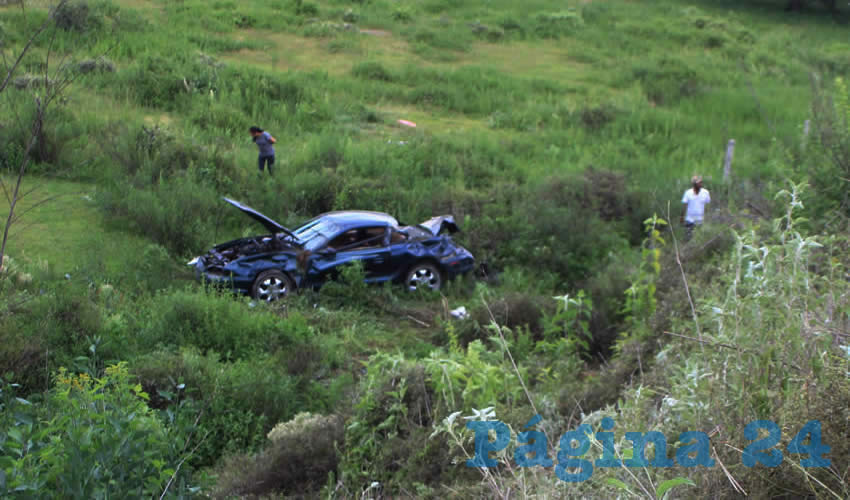 El automóvil Ford Mustang verde quedó entra la maleza