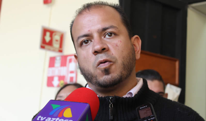 “Se están vulnerando los derechos y no podemos permitir que se siga fomentando el odio a través de estereotipos que están poniendo incluso en sus carteles”, explicó en torno a la petición uno de los representantes del Frente Pro Diversidad 