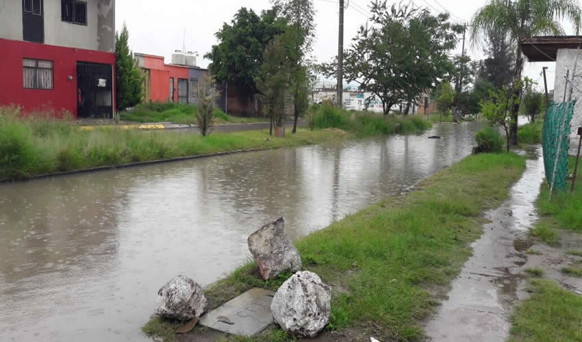 El gobierno estatal y la delegación Jalisco de Infonavit buscarán una solución al problema de severas inundaciones que con la venida de cada temporal azota al fraccionamiento La Azucena, con el riesgo de que las aguas del contaminado canal del Ahogado ocupen las calles/Fotos: Archivo Página 24