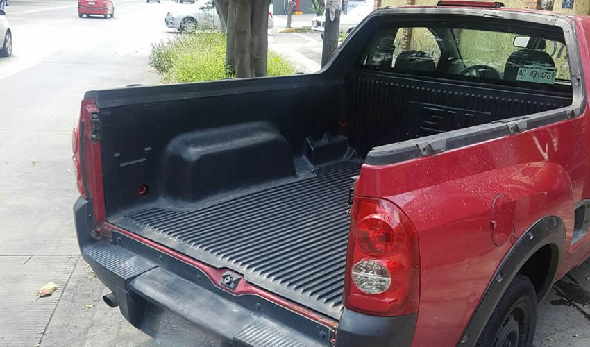 La facilidad con que se cometen robos en la colonia Quinta Velarde quedó de manifiesto al ser una de las camionetas de Página 24 blanco de los ladrones de autopartes/Foto: Ramón Casas Reyes