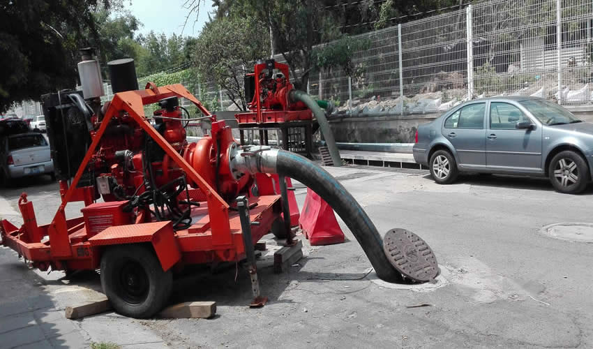 Vecinos de Alcalde Barranquitas temen que las lluvias azoten de nuevo sus domicilios, pues no han recibido apoyo por lo que perdieron en la pasada inundación, hace un mes. Pese a que trabajadores del Siteur instalaron equipo de bombeo en la zona: éste tiene que activarse manualmente/Fotos: Francisco Andalón López 
