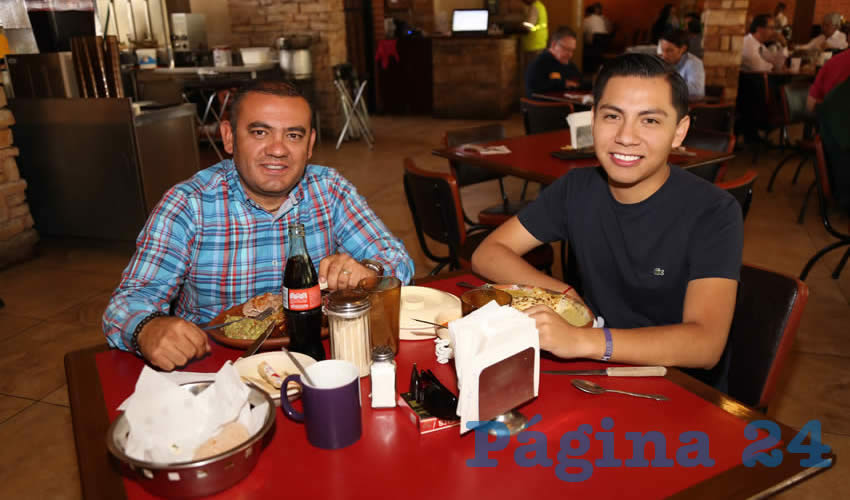 Edgar Romo Larios, colaborador del diputado local Mario Alberto &Aacute;lvarez Michaus, y Fernando Contreras Mart&iacute;nez, abogado, desayunaron en el restaurante Las Antorchas