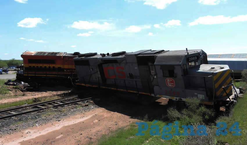 Tres máquinas y cuatro vagones salieron de la vía férrea, tras ser embestido el tráiler que se atravesó al paso del gusano de acero