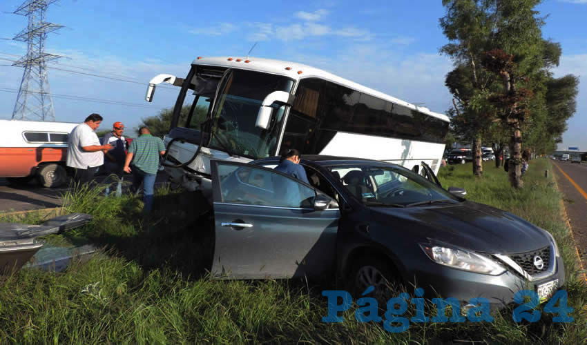El autobús de pasajeros y el automóvil particular quedaron sobre el camellón central de la Panamericana