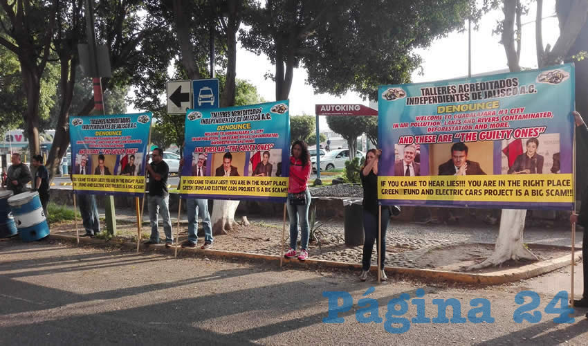 En el marco del evento, los dueños de talleres mecánicos se presentaron para gritar consignas y mostrar pancartas donde enseñaban a la comunidad internacional la falta de congruencia de la autoridad estatal, que presume acciones para cuidar el medio ambiente, pero que ha permitido que deje de operar el único programa que busca cuidar la calidad del aire en Jalisco/Fotos: Francisco Andalón López y Rafael Hernández Guízar